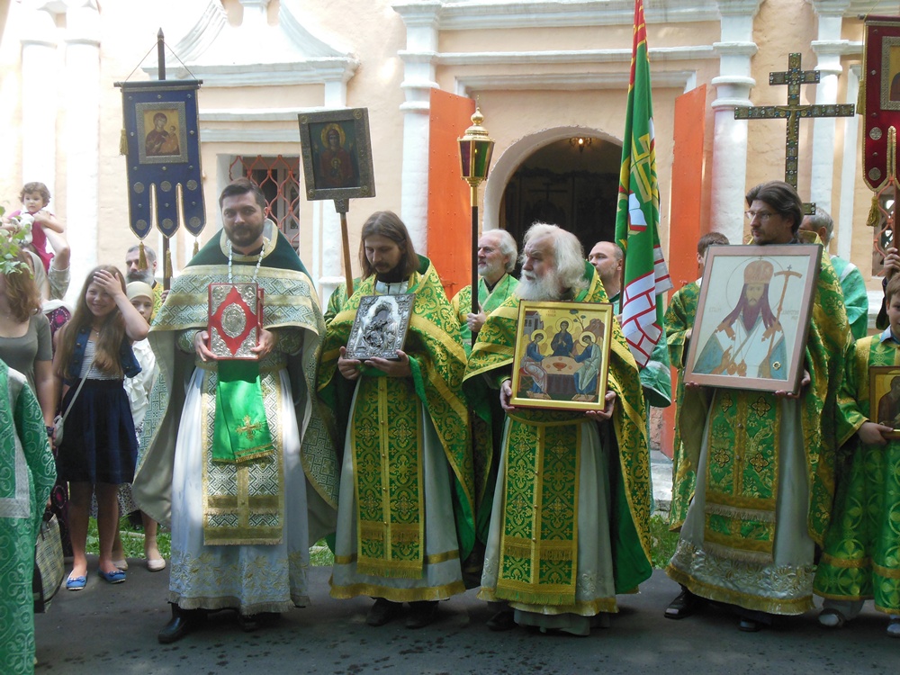 Procession ot the Holy Trinity church in Khokhly - Moscow