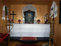 szolucha.w 
Wnętrze kapliczki cmentarnej w Dąbrowicy Małej 
2014-08-03 19:13:08