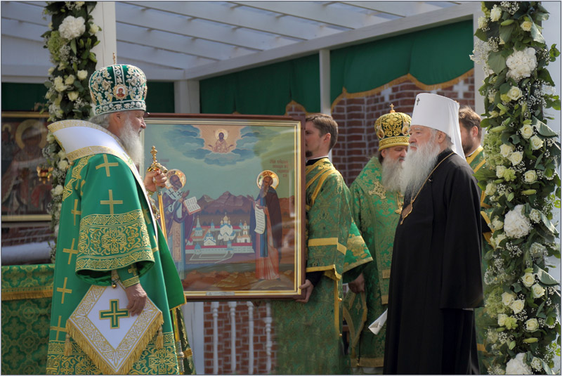 Святейший Патриарх Кирилл и митрополит Крутицкий и Коломенский Ювеналий 