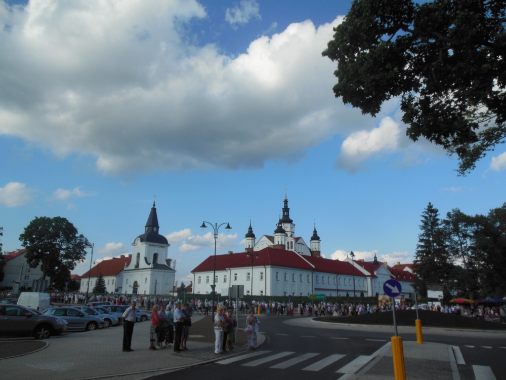 Pilgrims coming to Suprasl monastery