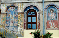 PALADA 
Semnal de alarmă: iată ce a pățit biserica Sfânta Paraschiva din Rășinari (3). 
2014-09-05 20:36:35