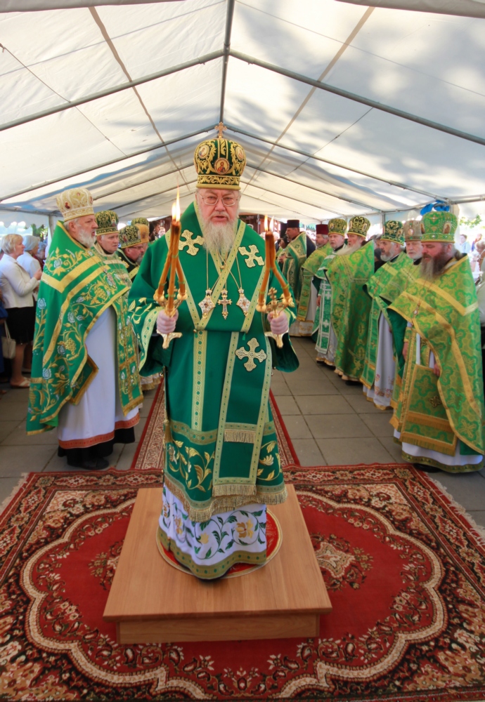 Metropolitan Sawa serving Divine Liturgy in Odrynki