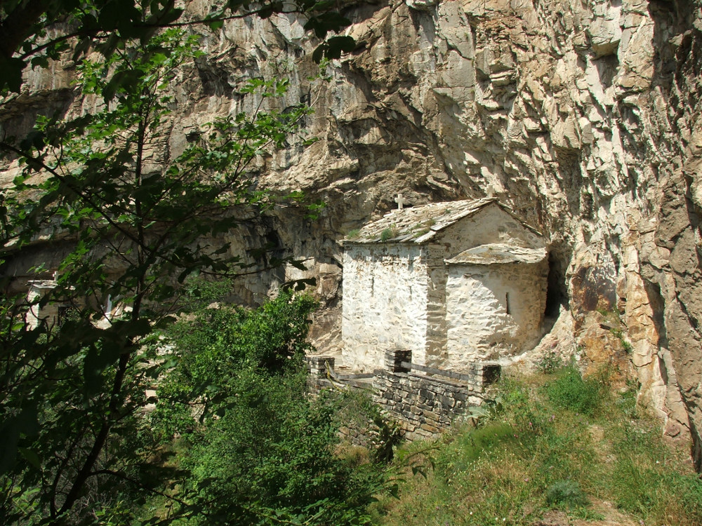 Црква Светог Георгија, поглед са дрвећем
