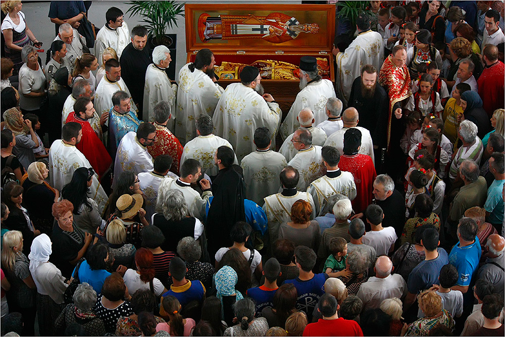 Испред моштију Свеца - Before the relics of the Saint