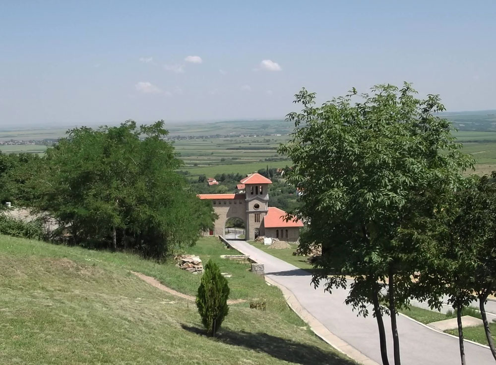 Манастир Светог Арх. Михајла и Гаврила у Средишту код Вршца