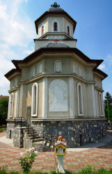 FotoPelerin 
Biserica Sfantul Mina, Brasov (cartier Tractorul) 
2014-10-07 16:20:36