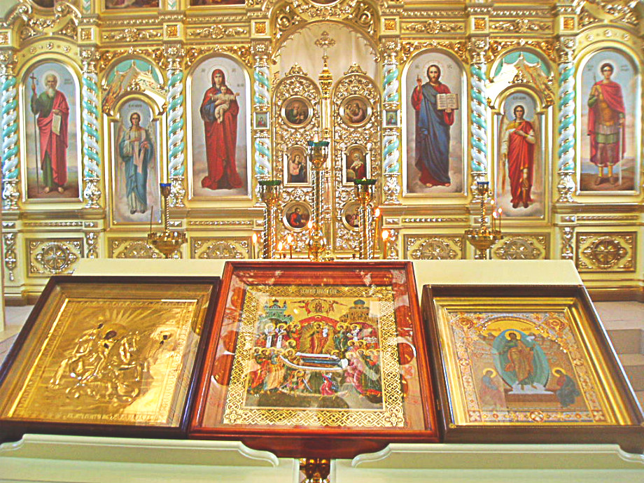 Иконостас и проскинитарии.