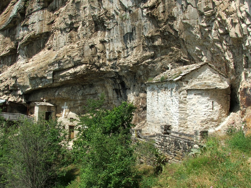 Црква Светог Георгија и улаз у испосницу