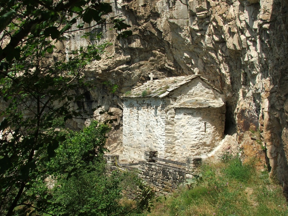 Црква Светог Георгија, још један поглед са дрвећем  