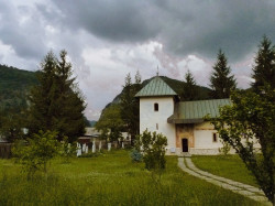 PALADA 
Mănăstirea Polovragi - biserica bolniță și cimitirul. 
2015-01-06 21:42:04