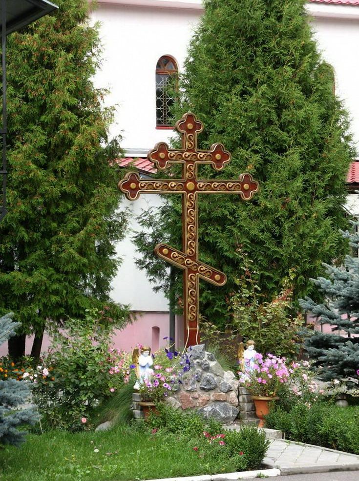 Поклонный крест у Свято-Георгиевской церкви. Гомель.