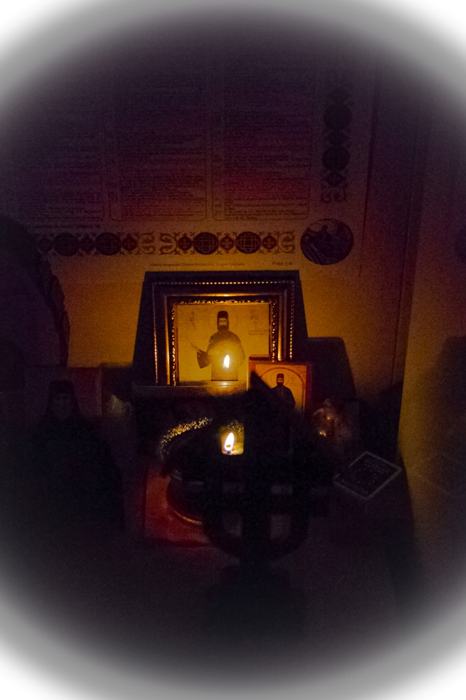 Flacara vie - Sfantul Efrem cel Nou / Holy flame - Saint Ephraim the New