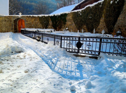 nikoinishta 
Монашко гробље, манастир Благовештење Рудничко 
2015-02-10 23:06:37