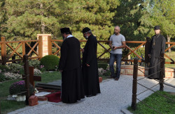 bogdan 
Могилка старца Паисия Святогорца 
2015-02-20 08:39:19