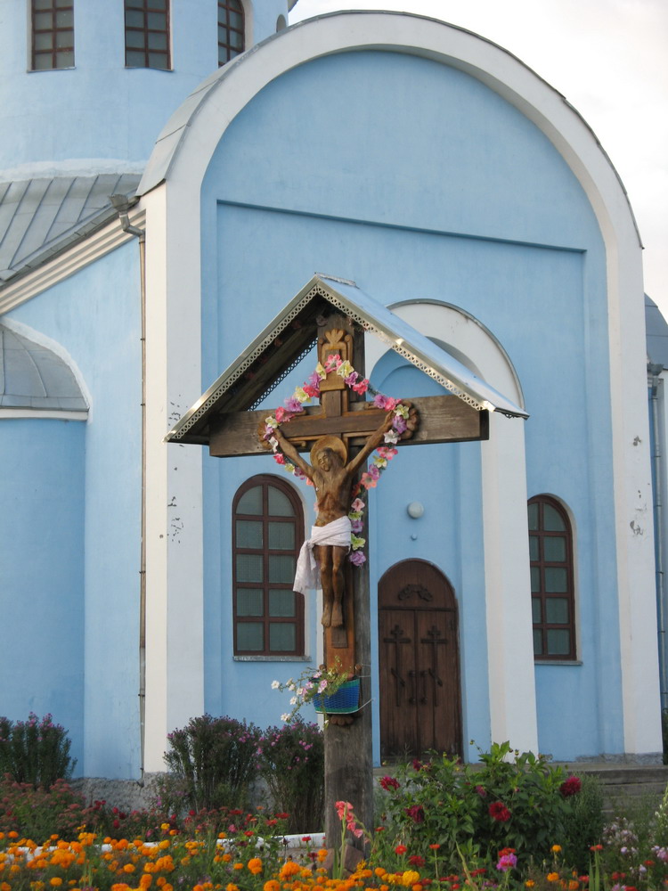 Паклонны крыж у царквы Ражджаства Найсвяцейшай Богародзіцы