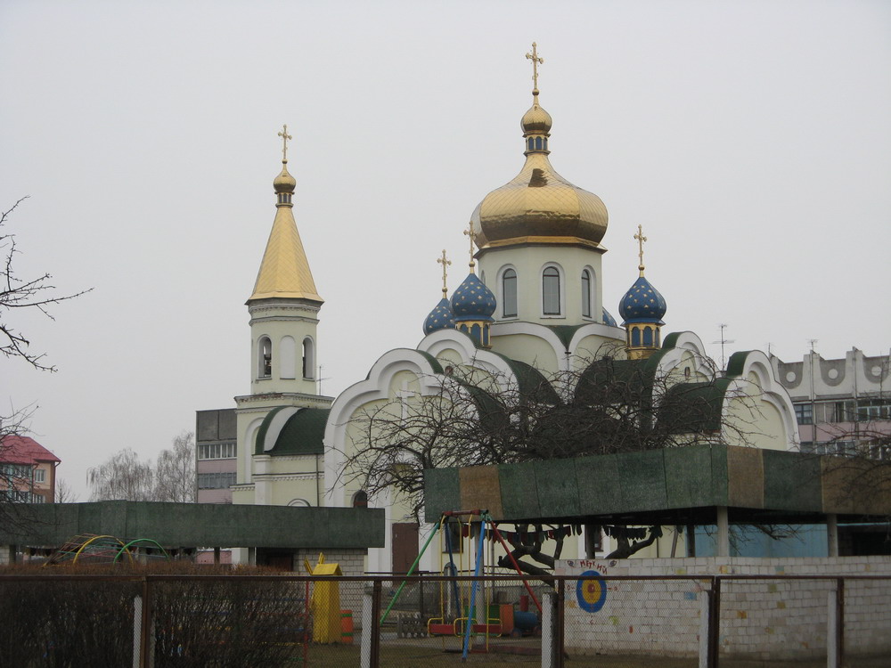 Царква і дзіцячы садок.