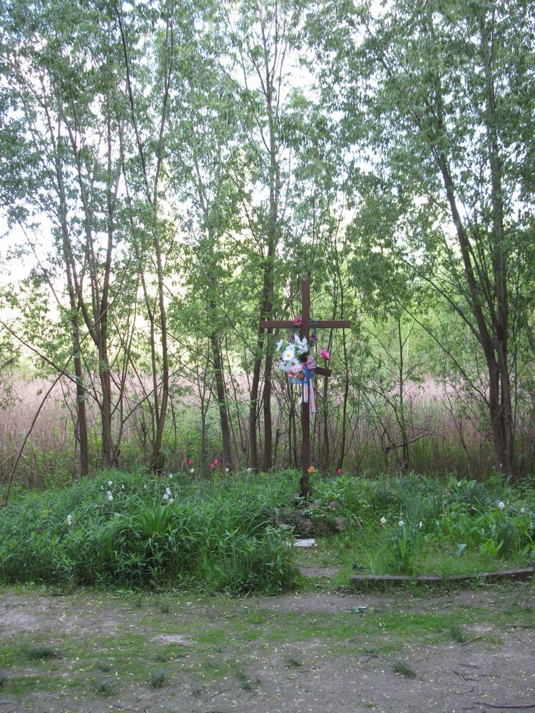 Казанская крыніца. Крыж каля крыніцы.
