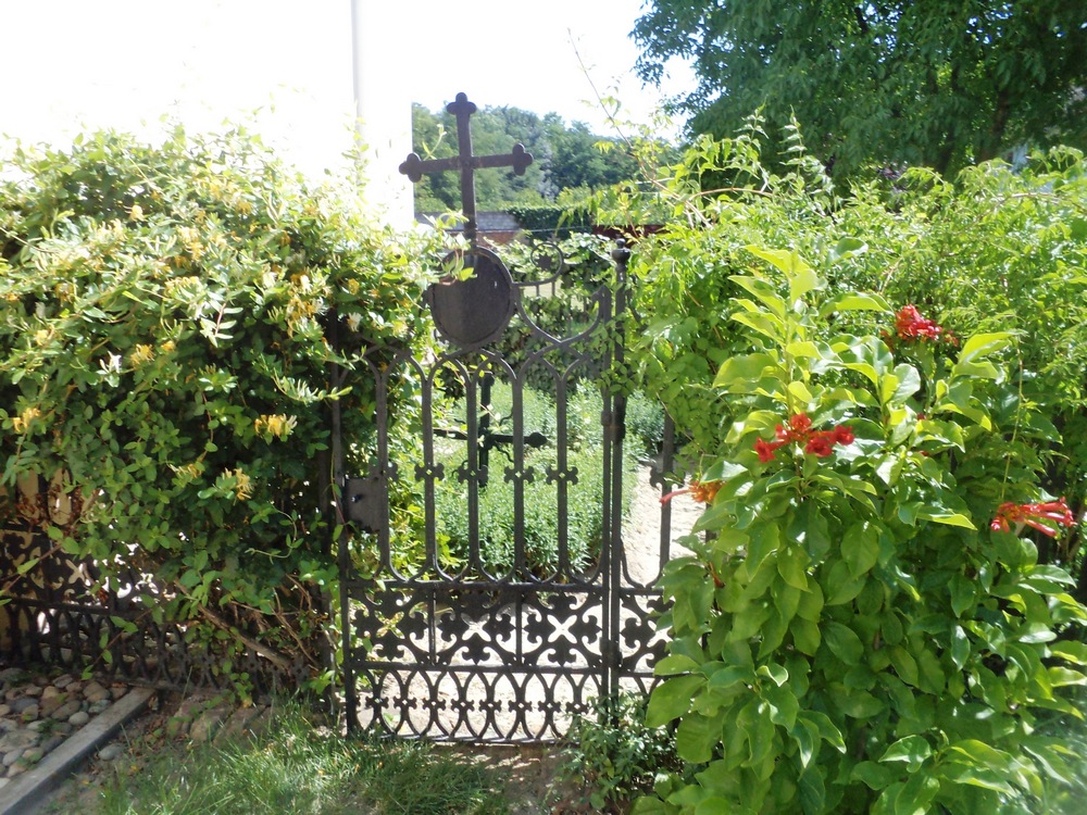 Капија у порти Цркве