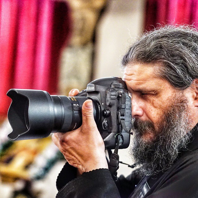 ο π. Γεράσιμος με την Nicon D4s