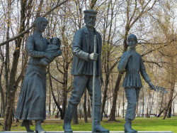 Solodushkin 
Памятник паломникам в Троице-Сергиеву Лавру 
2015-05-19 16:26:28