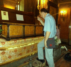 DanicaM 
 Ходочасник целива мошти светога Јосифа Темишварског у храму Света Три Јерарха 
2015-05-25 23:08:59