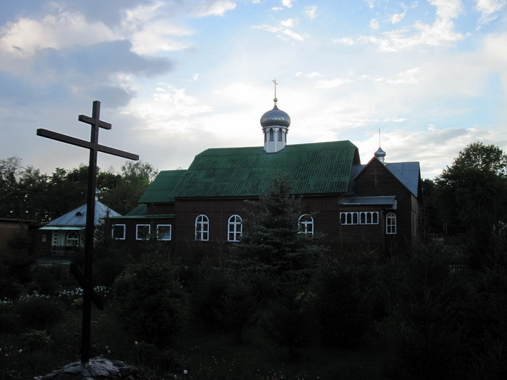 Царква і крыж.