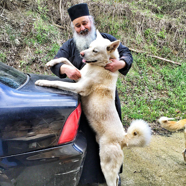 Ο π. Αντώνιος μαζί με τον Azor (akita dog)