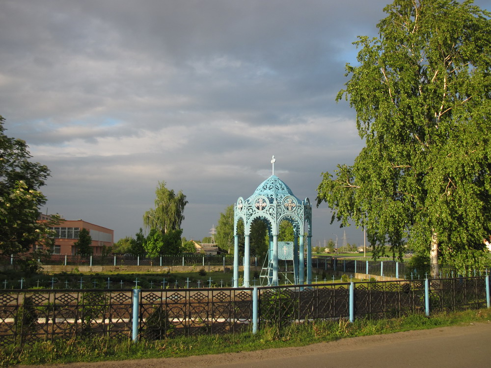 Чыгунная капліца каля Успенскай царквы ў пас. Красным-2