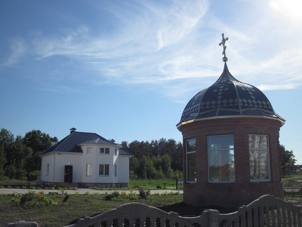 Капліца і прыходскі дом.