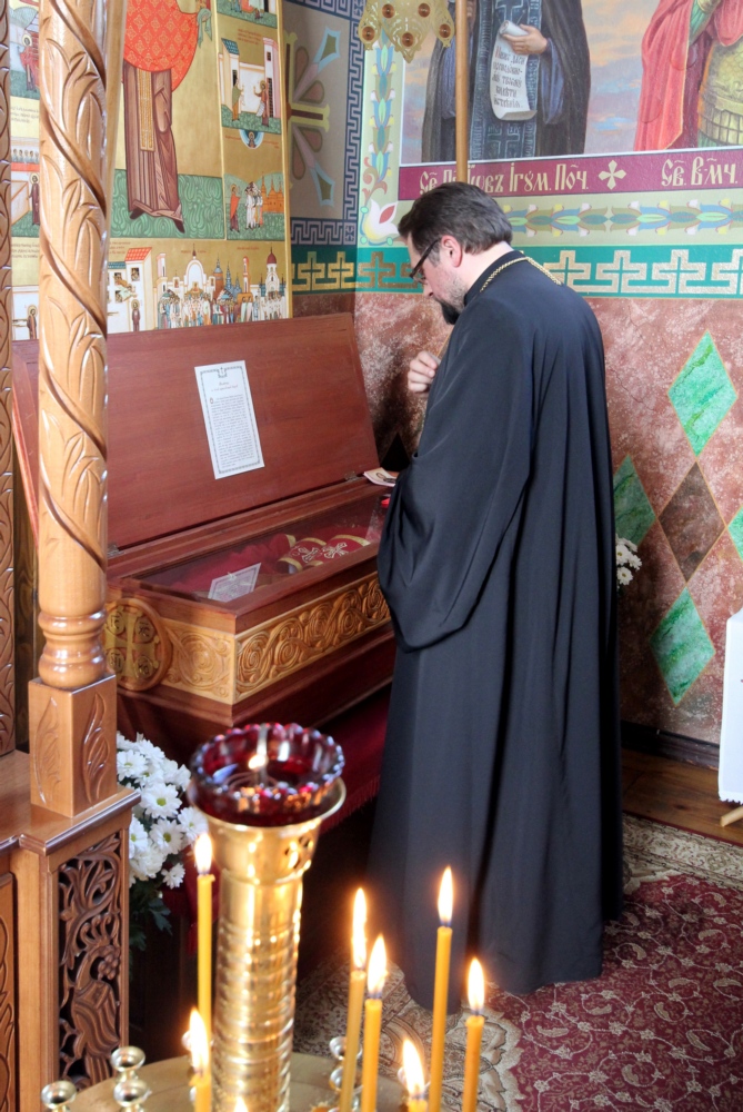 Bishop of Gorlice Paisius praying in from of the relics of St. Maksym of Gorlice
