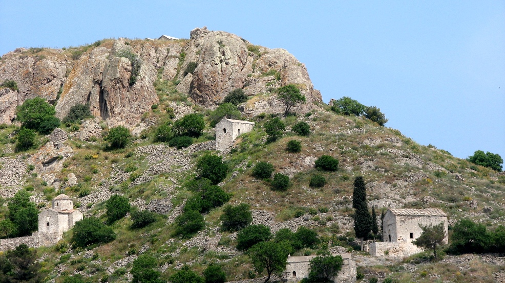 Nestiutele chilii din Insula Eghina... / The unknown Christian cells from Aegina Island...