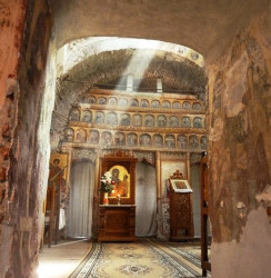 PALADA 
Lumină tainică în paraclisul mănăstirii Aninoasa (Argeș) 
2015-06-02 15:41:52