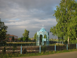 hope 
Чыгунная капліца каля Успенскай царквы ў пас. Красным-2 
2015-06-11 11:20:06