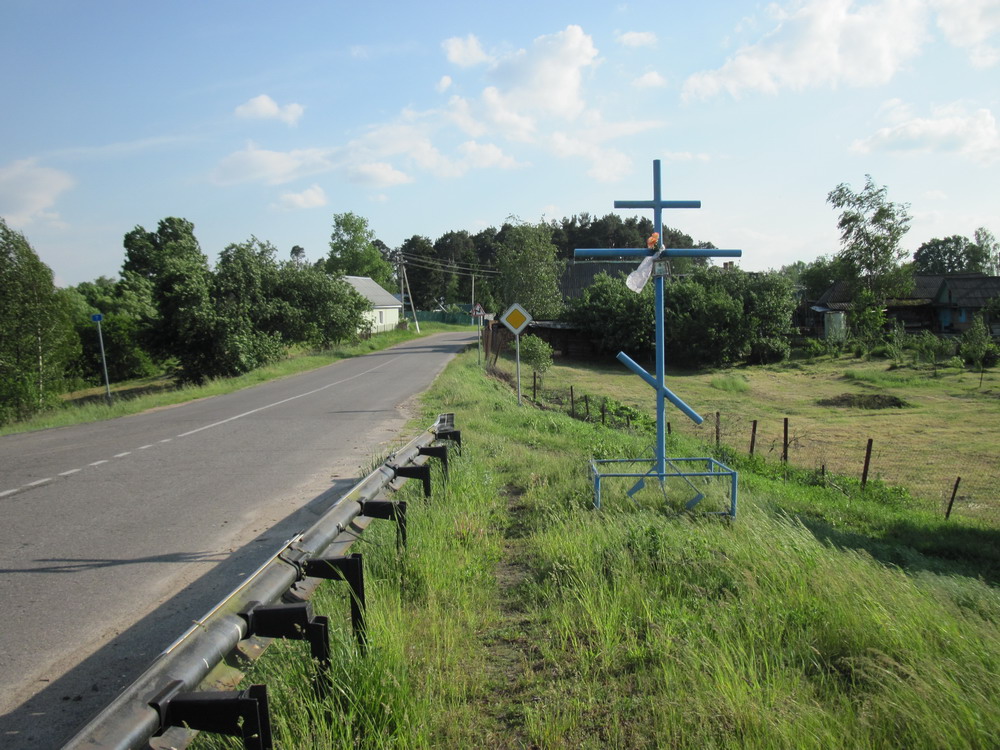 Крыж на ўездзе у в. Прыбар