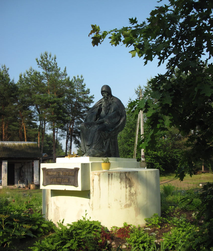 Памнік прп. Елісею Лаўрышэўскаму.