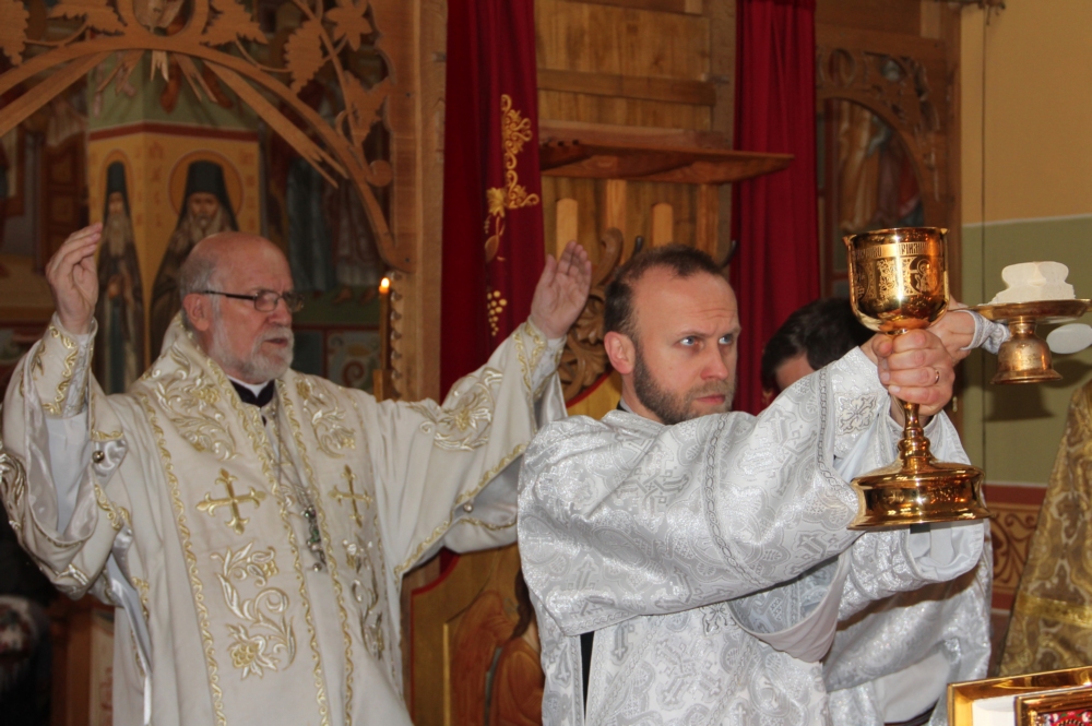 Abp. Simon serving Divine Liturgy in Zwierki Convent