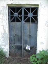 from homel 
Новабеліцкія могілкі-13. Дзверы ў капліцу 
2015-07-01 12:10:57
