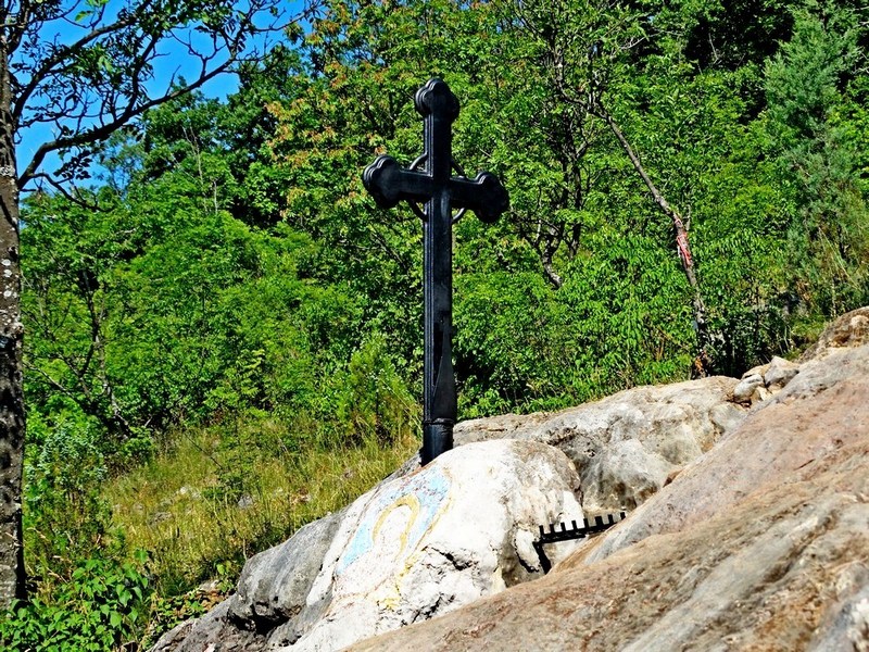 Кръст в Средна гора