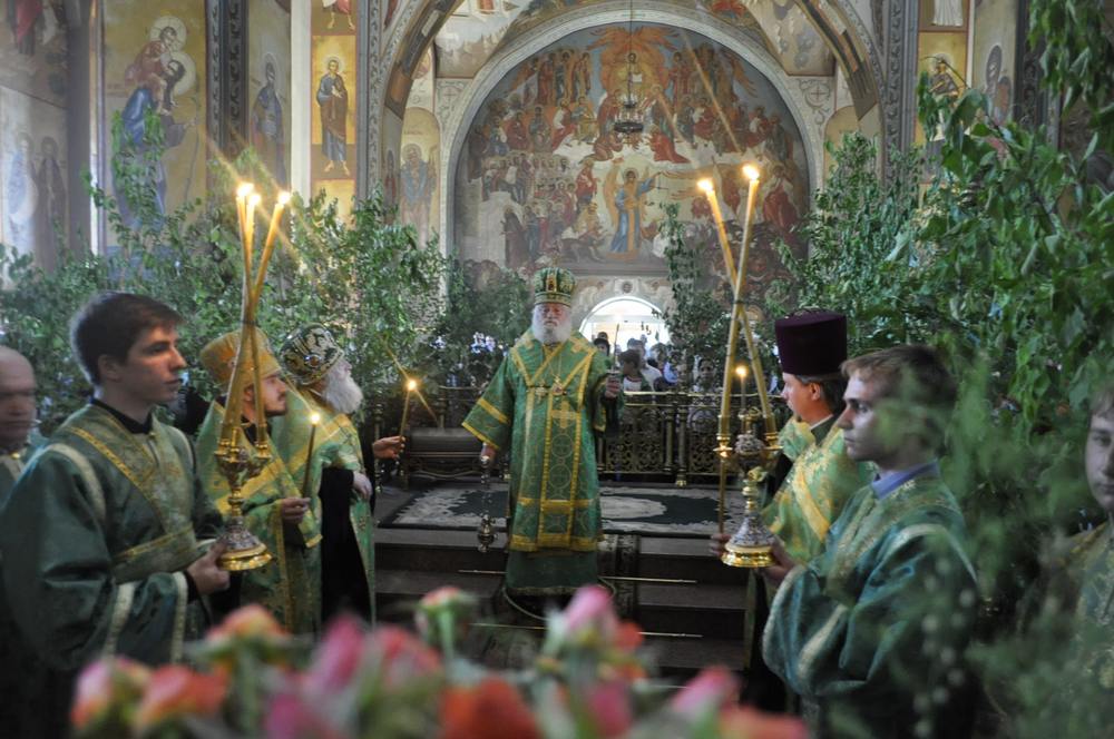 Величаем Тя Живодавче Христе и чтим всесвятаго Духа Твоего...