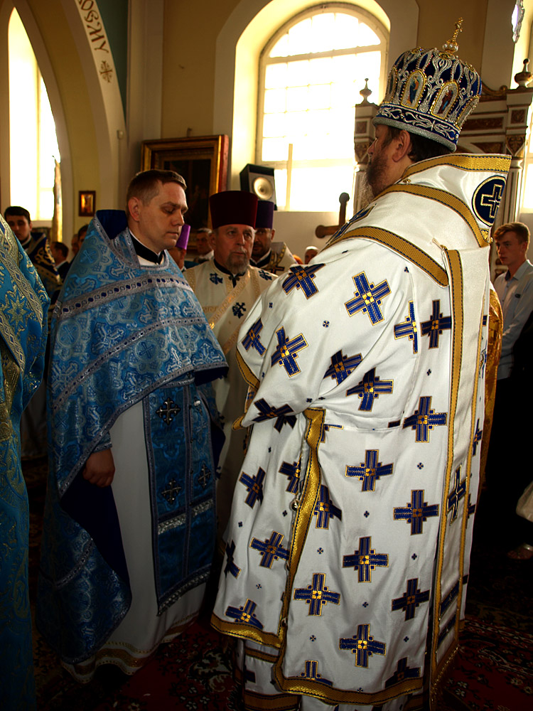 ks. Tomasz Wołosik nagrodzony złotym krzyżem.