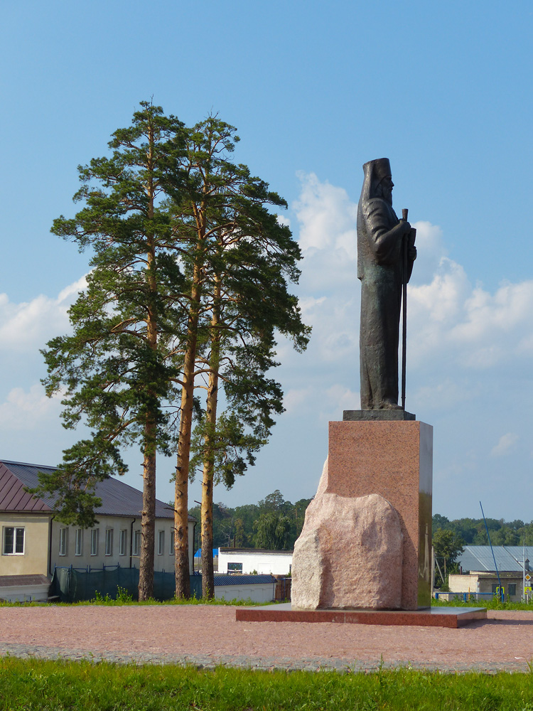 Памятник Феофану Затворнику в Свято-Успенском Вышенском монастыре