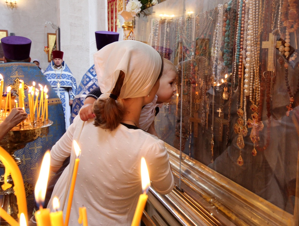 Kissing the Suprasl icon of the Mother of God