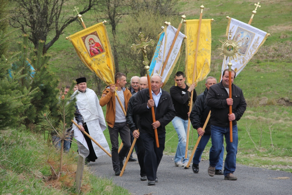 Procession to the cementary in Regietów