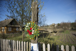 palavos 
Cross in Pawly village 
2015-10-22 16:25:39