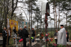 jarek 
Prayer at the cementary in Regietów  
2015-10-28 21:58:21