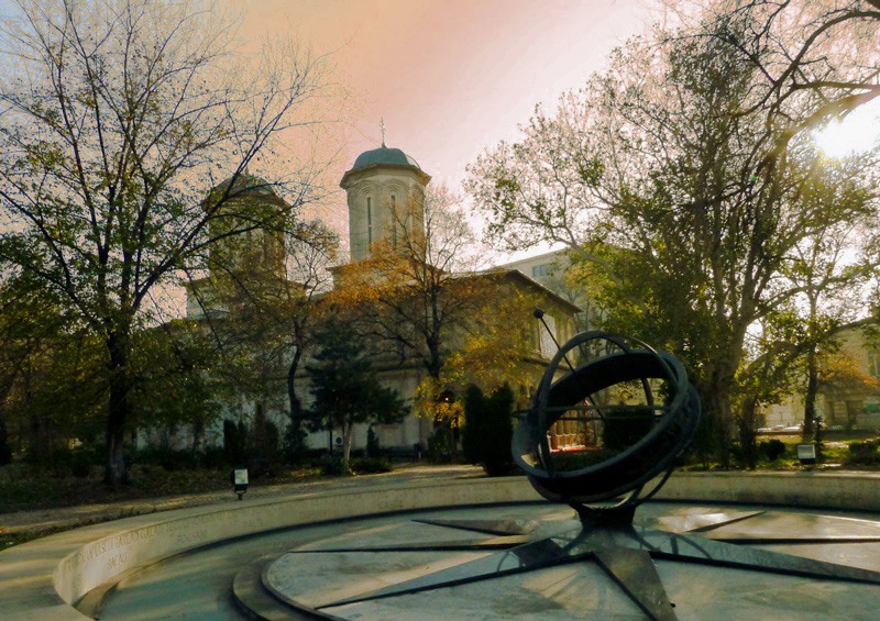 Dimineață senină la Km 0 - Biserica Sf. Gheorghe Nou din centrul Bucureștilor.