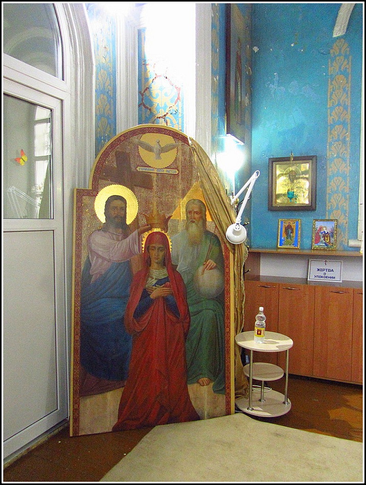 В сельском храме- неканоническая икона Коронация Богородицы