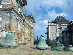 Strahinic 
Звона у Скиту Св. Андреја, Кареја - The bells in the Skete of St. Andrew, Karyes  
2015-12-21 09:23:03