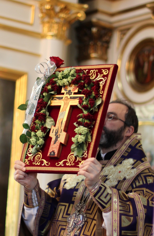 Archbishop Jakob elevating Holy Cross