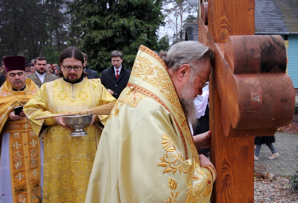 Metropolitan Sawa kisses the new cross in Ciechocinek